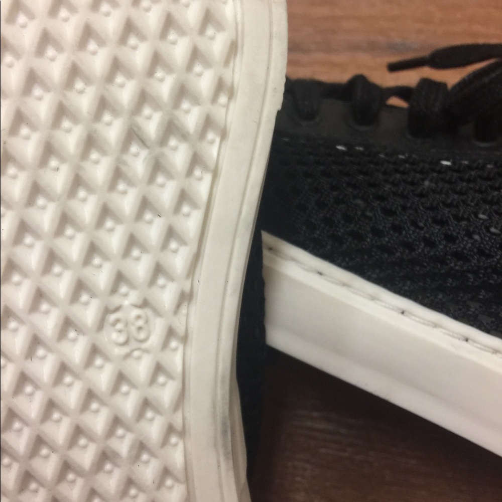Vince Camuto mesh and leather sneakers size 8🖤🥰 - Picture 4 of 6
